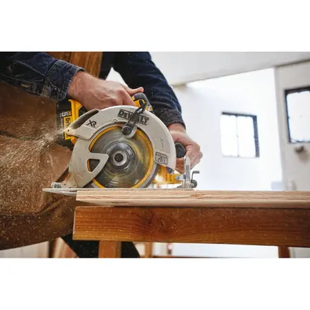 Sierra Circular Eléctrica Inalámbrica Dewalt Dcs570b 184mm 900w Amarilla 20v
